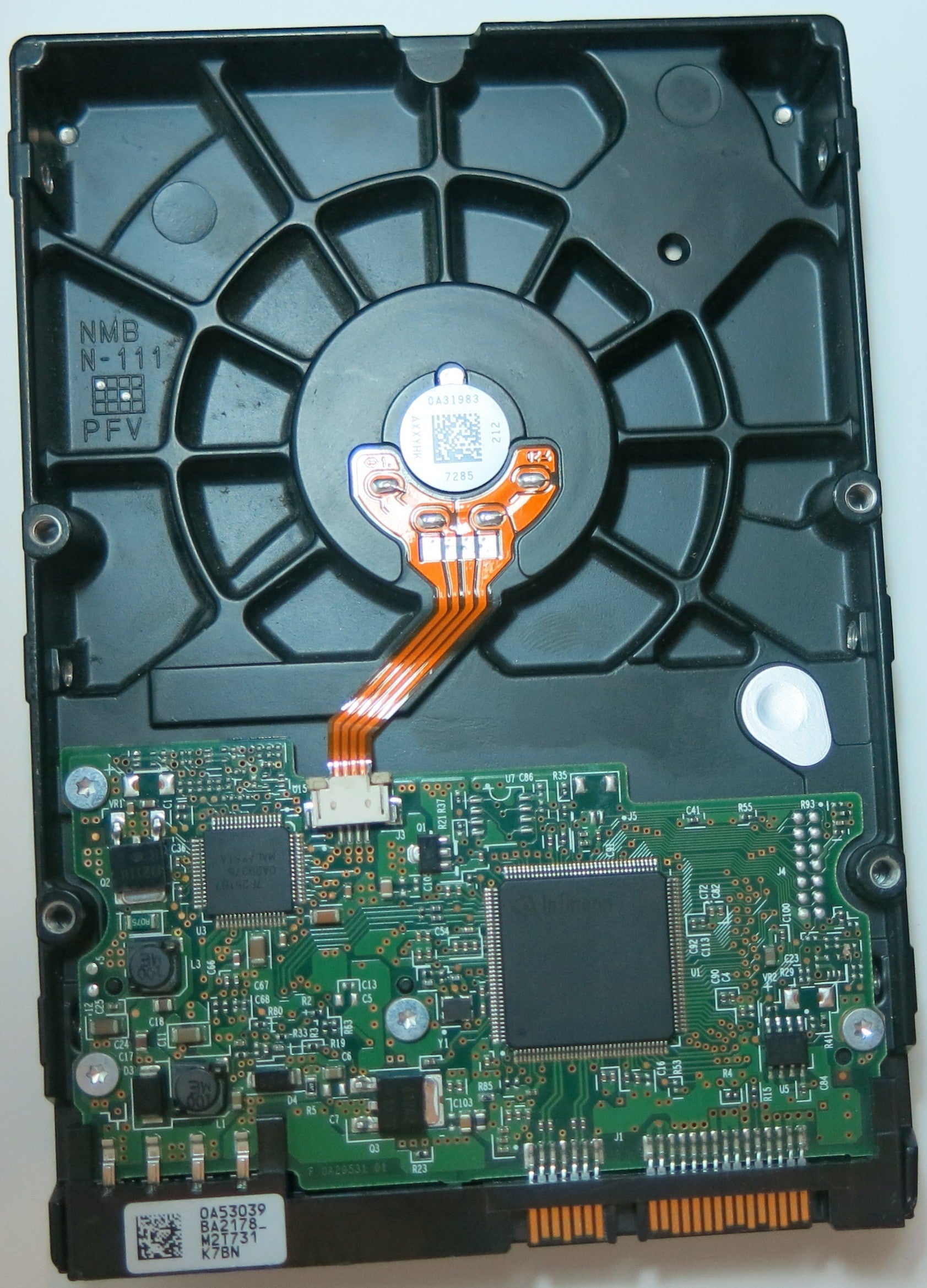 HDS721680PLA380 PCB: F 0A29531 01 SERIAL NUMBER: Z8R9L6YU PN 0A33450 FW BA2165 80 GB